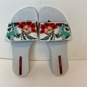Ipanema Sandals Thong Floral Design light Grey with design Women’s Size 6 US